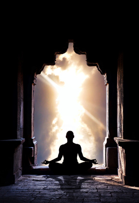 Une personne médite dans un temple et on voit de la lumière venir de dehors