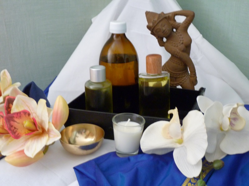 flacons d'huile de massage, bougie de massage et bol de massage