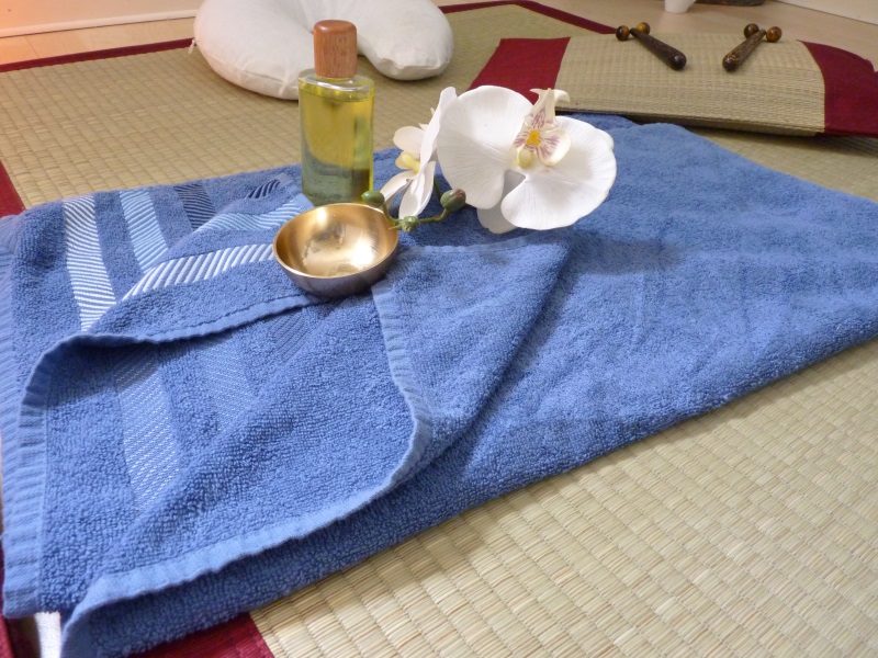 serviette, bol de massage et flacon d'huile, nouat naa et coussin