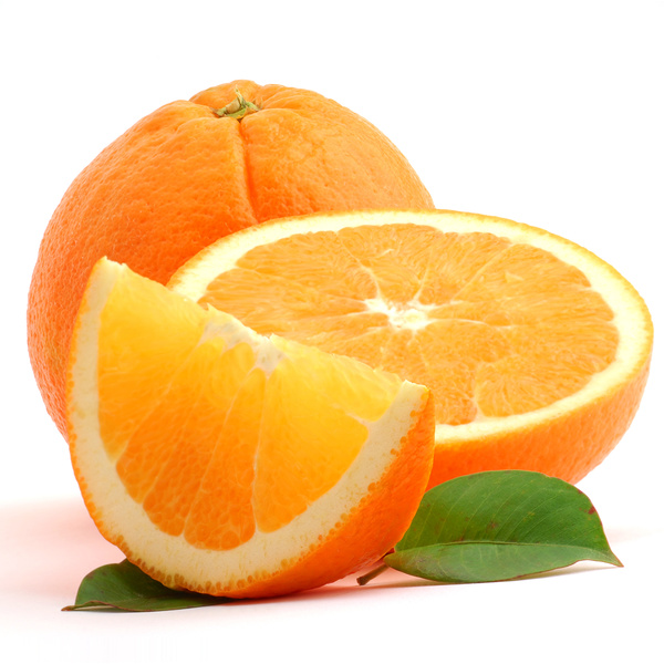 une orange entière et une orange coupée