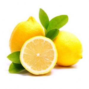 deux citrons entiers, un demi citron et quelques feuilles
